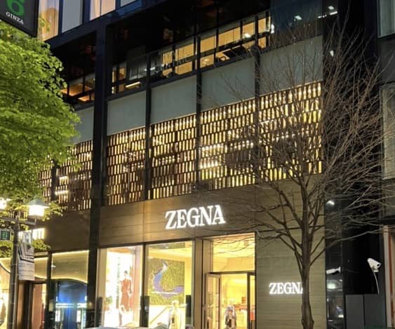 移転後のErmenegildo Zegna Ginza Global Storeの夜間の様子